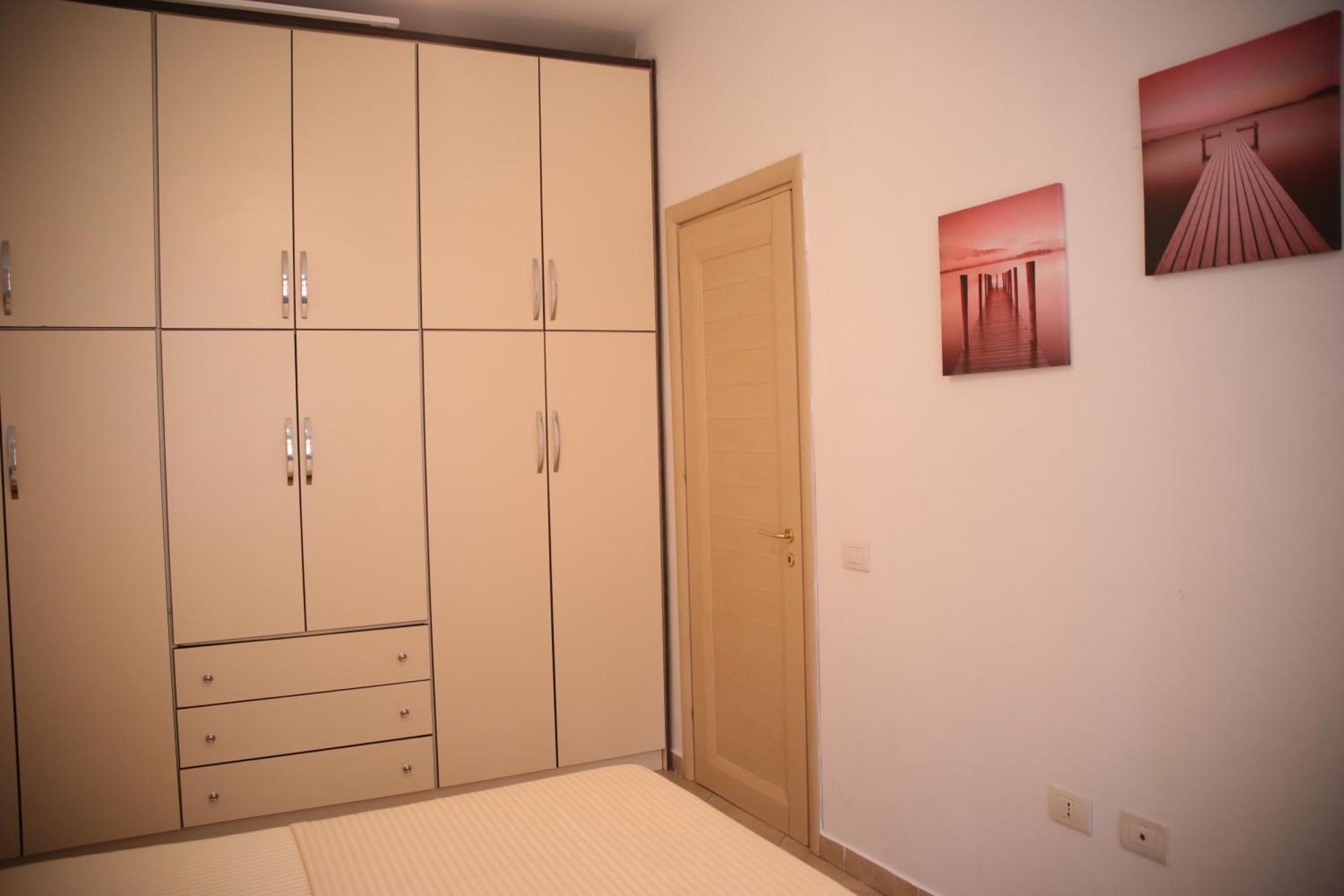 Pleasant Apartment With Free Dedicated Parking In Komuna E Parisit 地拉那 外观 照片